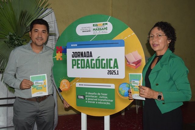 Estudantes recebendo certificados em evento escolar