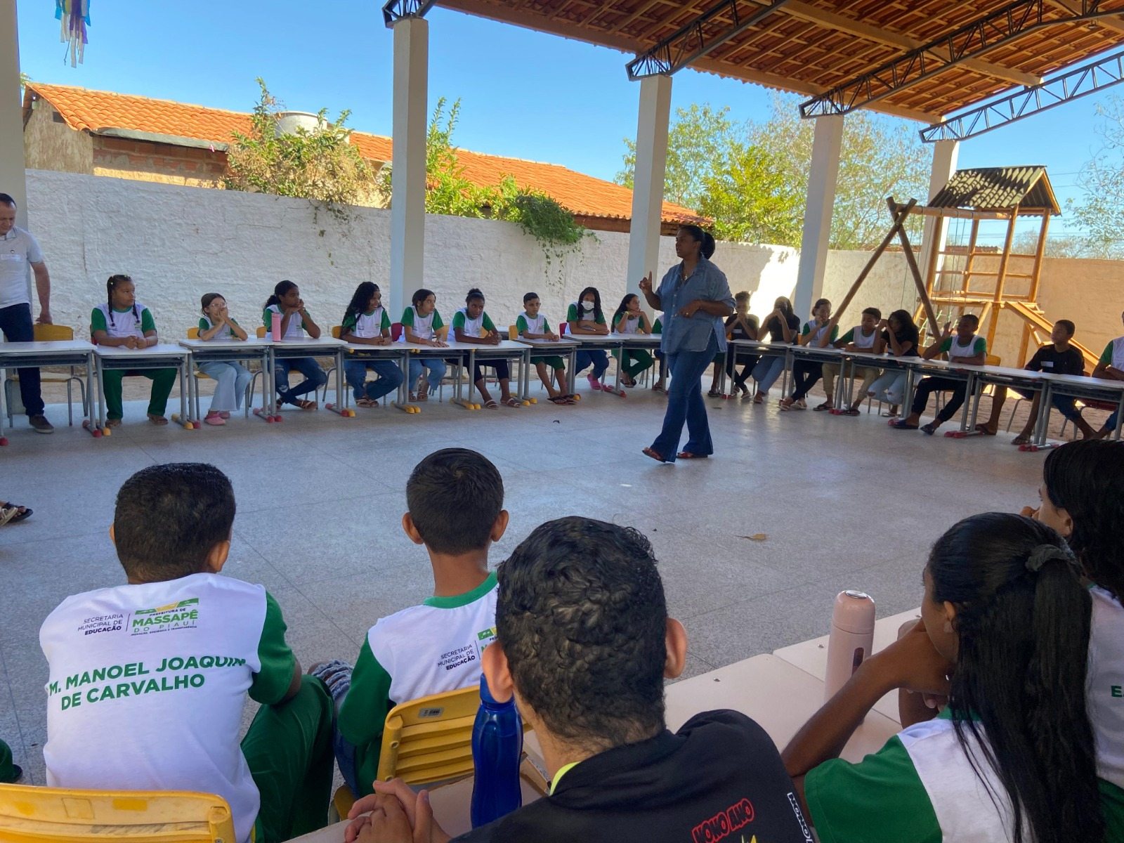 Estudantes e profissionais em atividade coletiva da rede municipal